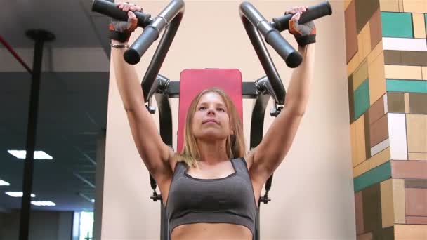 Entrenamiento físico. Entrenador deportivo para brazos y espalda — Vídeos de Stock