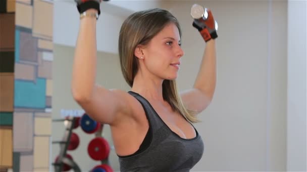 Entraînement de musculation. Exercices avec haltères — Video