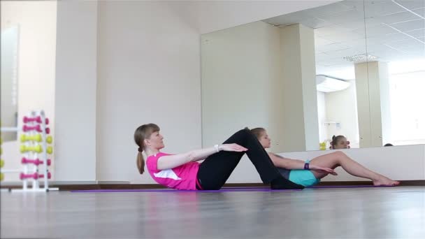 Pilates üzerinde iki genç kadın — Stok video
