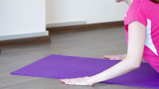 Dos mujeres jóvenes en Pilates — Vídeo de stock