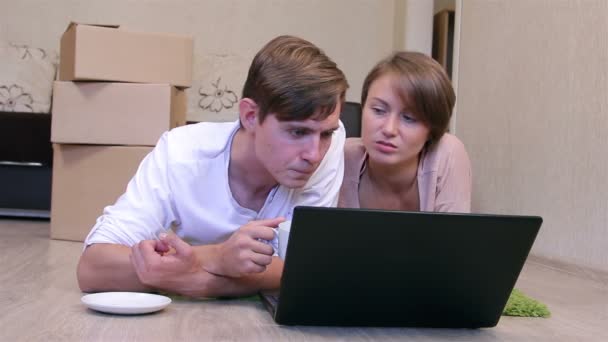 Genç bir çift ile bir laptop — Stok video