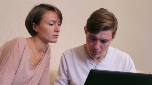 Fiatal pár. Online vásárlás — Stock videók
