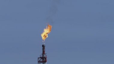 Bir petrol platformu üzerinde parlaması