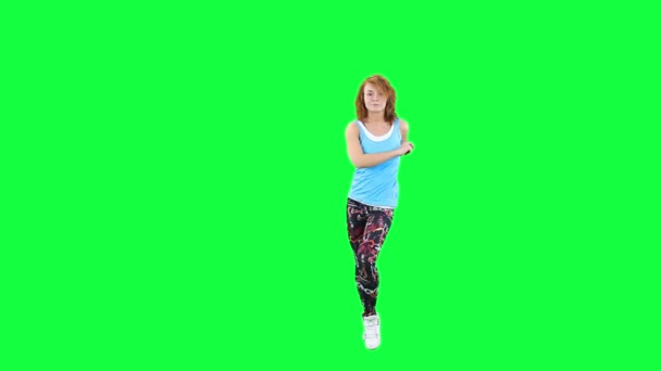 Танцующая женщина изолирована на зеленом — стоковое видео