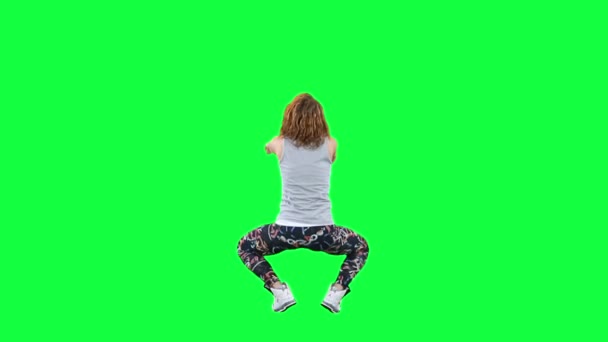 Femeia dansatoare izolată pe verde — Videoclip de stoc