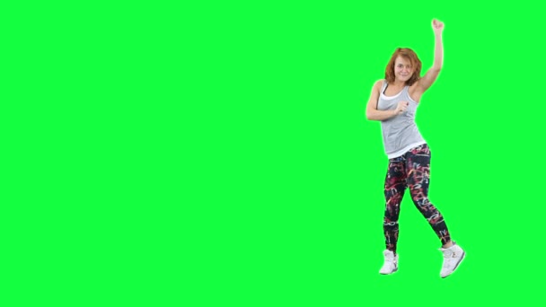 Танцовщица рекламирует нечто изолированное на зеленом — стоковое видео