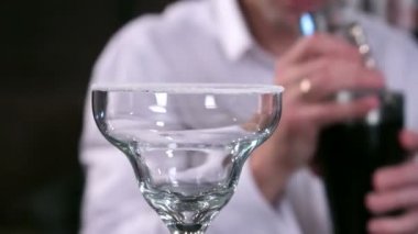 Barmen barın arkasına işyerinde