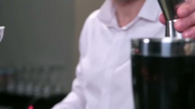 Barmen barın arkasına işyerinde