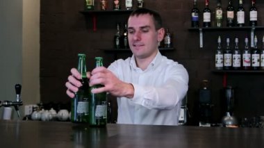 Barmen barın arkasına işyerinde