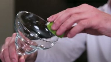 Barmen barın arkasına işyerinde