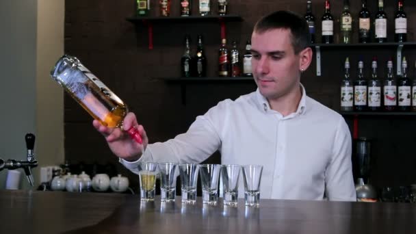 O barman faz um jogo de tiro — Vídeo de Stock