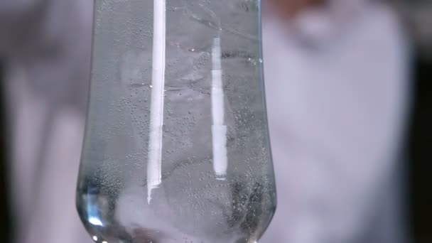 Cocktail bleu avec citron vert et glace en gros plan 