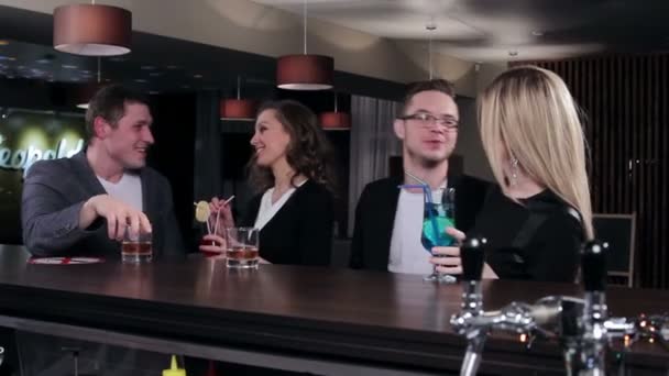 Vrienden in de bar — Stockvideo