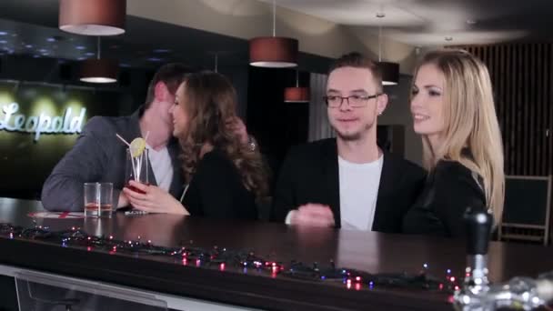 Vänner i baren — Stockvideo