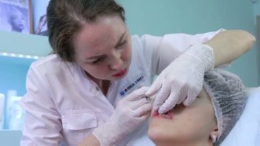 Güzellik uzmanı olun enjeksiyon plastik dudaklar