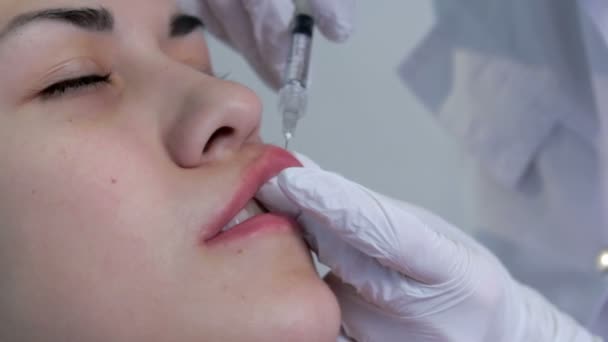 Инъекции губ пластическая хирургия. Крупный план — стоковое видео