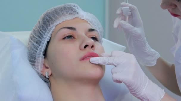 Chirurgia plastica iniezione labbra — Video Stock