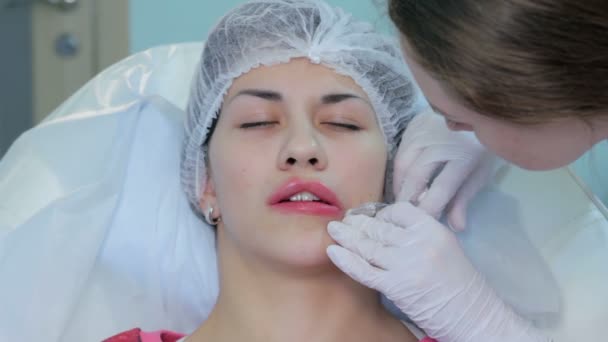 Inyección de labios cirugía plástica — Vídeo de stock