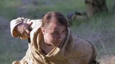 Askerler patlayıcı yatıyordu. Dünya Savaşı. Savaş yeniden inşası