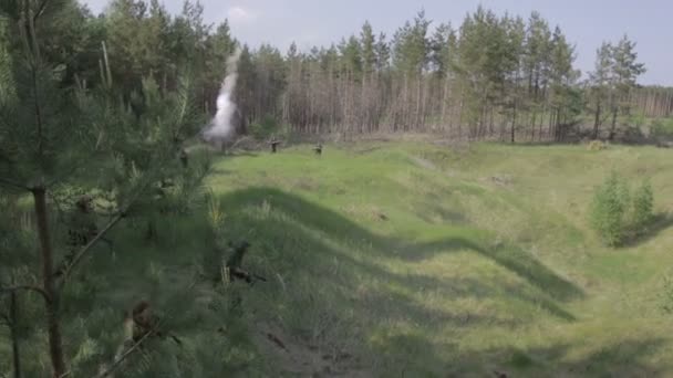 Harci firefight az erdőben. A második világháború. A csata rekonstrukciója — Stock videók