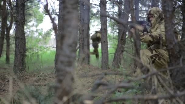 Lucha contra los tiroteos en el bosque. Segunda Guerra Mundial. La reconstrucción de la batalla — Vídeos de Stock