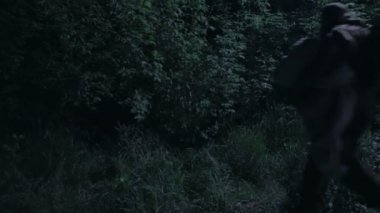 Paraşütçüler paraşüt çalılıklarda saklanarak. Dünya Savaşı. Savaş yeniden inşası