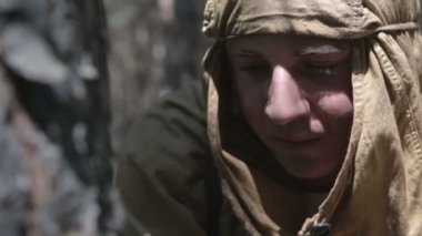 Saboteur bir el bombası ile bir tuzak teli yapar. Dünya Savaşı. Savaş yeniden inşası