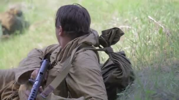 Les soldats soviétiques prennent position. Seconde Guerre mondiale. La reconstruction de la bataille — Video