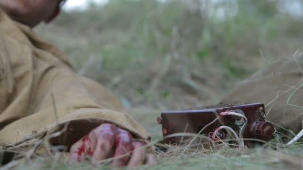 受伤的士兵推雷管。第二次世界大战。重建的战斗 — 图库视频影像