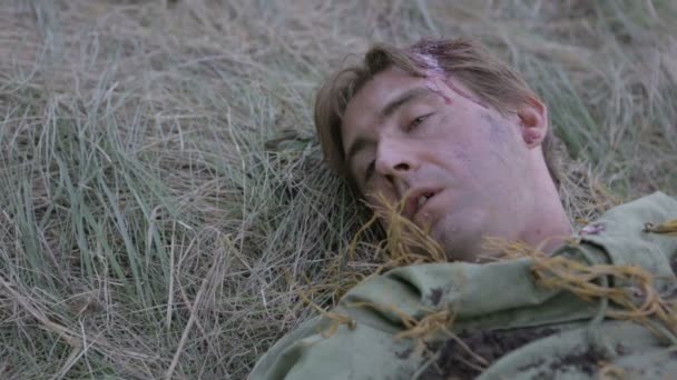 The dying Soviet soldiers. World war II. The reconstruction of the battle — Stock Video