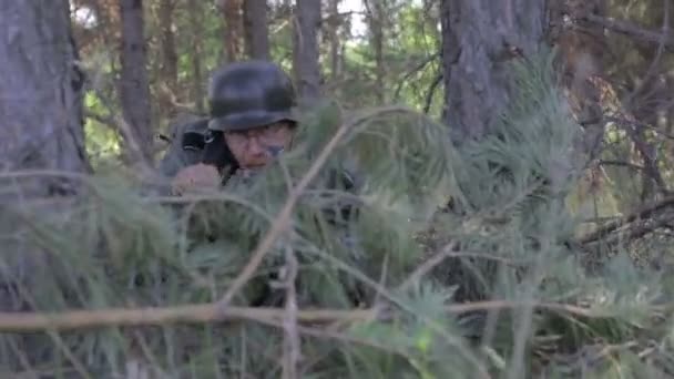 A Nazi with a machine gun. World war II. The reconstruction of the battle — Stock Video