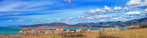 Karadeniz'de günün farklı mevsim ve saatlerinde Gelendzhik tatil beldesi.