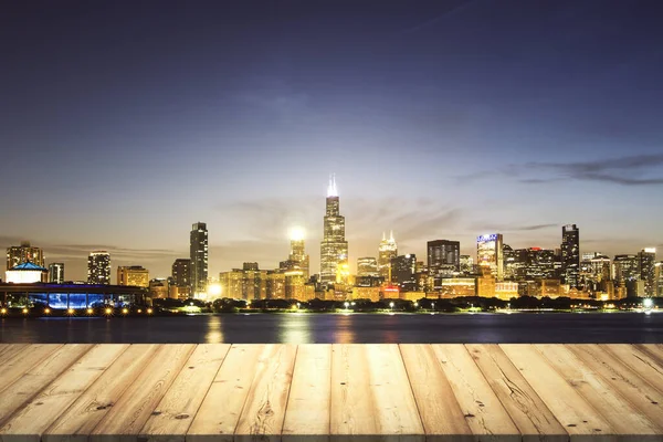 Mesa de madera con hermosos rascacielos de Chicago en la noche sobre el fondo, se burlan de —  Fotos de Stock