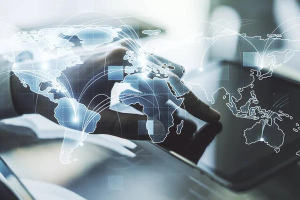 Abstrakte grafische digitale Weltkarte mit Verbindungen und Fingerdrücken auf einem digitalen Tablet im Hintergrund, Globalisierungskonzept. Mehrfachexposition — Stockfoto