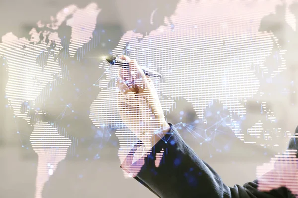 Dvojitá expozice člověka ruka s perem práce s abstraktní digitální mapa světa hologram na rozmazaném kancelářském pozadí, velká data a koncepce blockchain — Stock fotografie