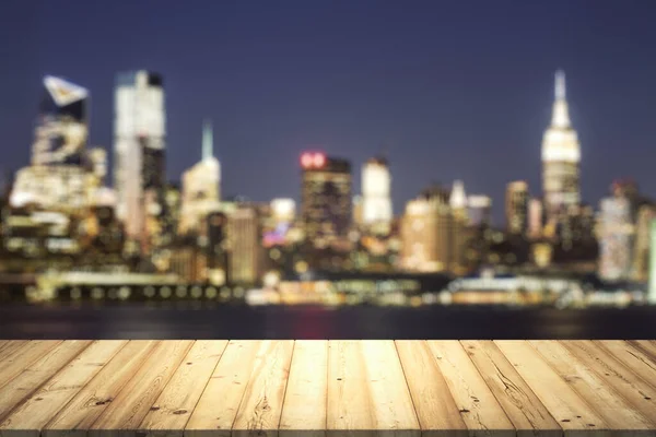 Mesa de madera muere con hermoso paisaje urbano borroso en el crepúsculo en el fondo, maqueta — Foto de Stock