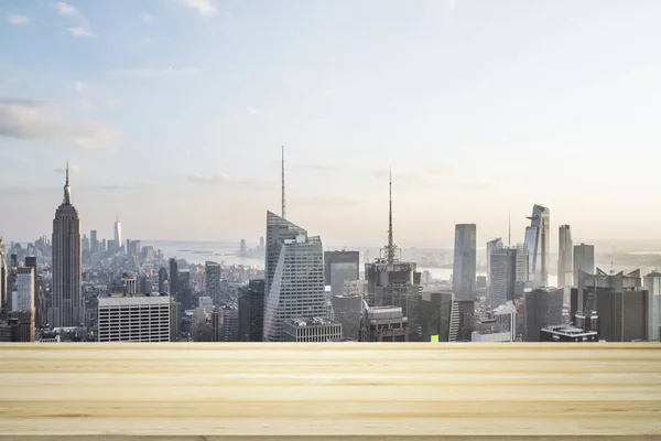Mesa en blanco hecha de tablones de madera con hermoso paisaje urbano de Nueva York durante el día sobre fondo, maqueta — Foto de Stock