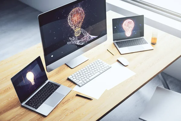 Holograma de lâmpada criativa no monitor de laptop moderno, conceito de ideia. Renderização 3D — Fotografia de Stock