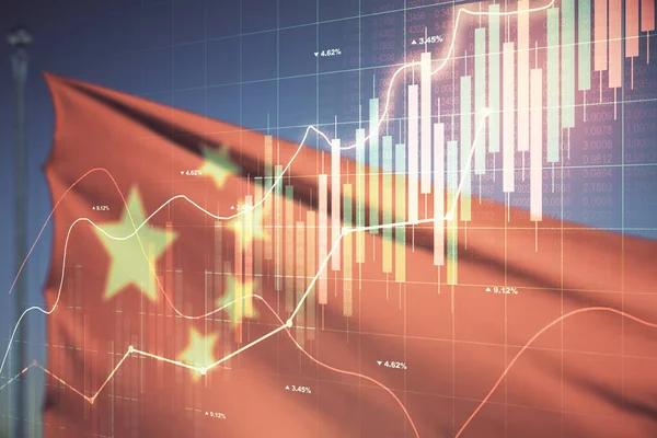 Multi esposizione dell'ologramma virtuale astratto del grafico finanziario sulla bandiera della Cina e sullo sfondo del cielo del tramonto, sul forex e sul concetto di investimento — Foto Stock