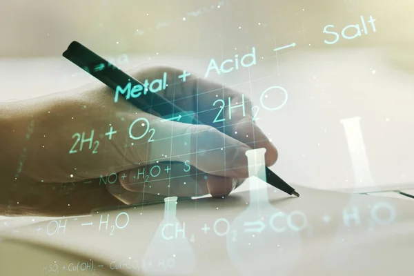 Holograma de química creativa con escritura manual del hombre en bloc de notas sobre fondo, concepto de investigación farmacéutica. Multiexposición — Foto de Stock