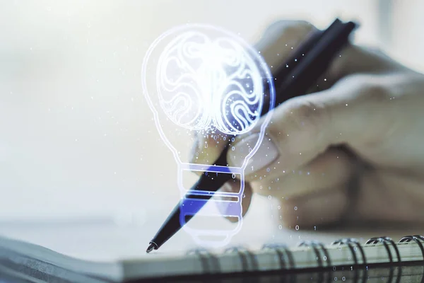 Lâmpada criativa com holograma do cérebro humano e com a mão da mulher escrevendo em bloco de notas no fundo, inteligência artificial e conceito de redes neurais. Multiexposição — Fotografia de Stock