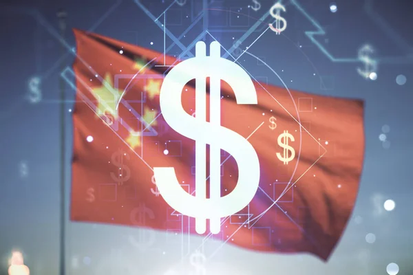 Podwójna ekspozycja wirtualnego hologramu symboli USD na chińskiej fladze i niebieskim tle nieba. Koncepcja bankowości i inwestowania — Zdjęcie stockowe