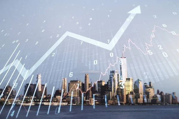 Gráfico financeiro virtual abstrato e holograma de seta para cima sobre fundo cityscape Nova York, conceito financeiro e de negociação. Multiexposição — Fotografia de Stock