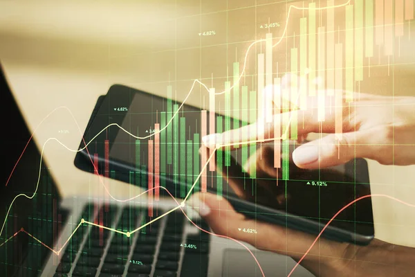 Mehrfachbelichtung abstrakter Finanzgrafik und Handarbeit mit einem digitalen Tablet über Hintergrund, Finanz- und Handelskonzept — Stockfoto