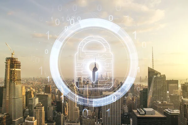 Virtuelles, kreatives Schloss-Symbol und Mikroschaltbild auf dem Hintergrund der Skyline von New York. Schutz- und Firewall-Konzept. Mehrfachexposition — Stockfoto