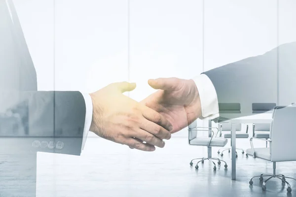 Handshake de dois homens de negócios sobre fundo interior sala de conferências, negócio e conceito de parceria. Multiexposição — Fotografia de Stock