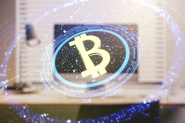 Dvojitá expozice kreativní Bitcoin symbol hologram s počítačem na pozadí. Koncept těžebního a blockchainu — Stock fotografie
