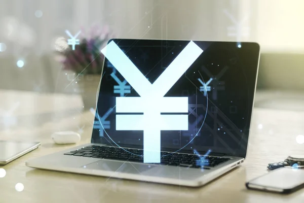 Desenho de símbolo de Yen japonês criativo em segundo plano de laptop moderno, estratégia e conceito de previsão. Multiexposição — Fotografia de Stock