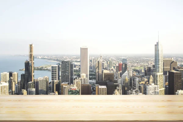 Boş tahta masa üstü ve güzel Chicago silueti arka planda, model. — Stok fotoğraf
