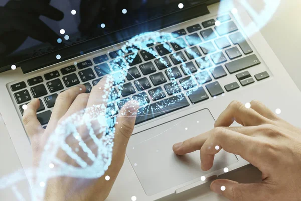 Ilustração de DNA de luz criativa e mãos digitando no teclado do computador em segundo plano, ciência e conceito de biologia. Multiexposição — Fotografia de Stock